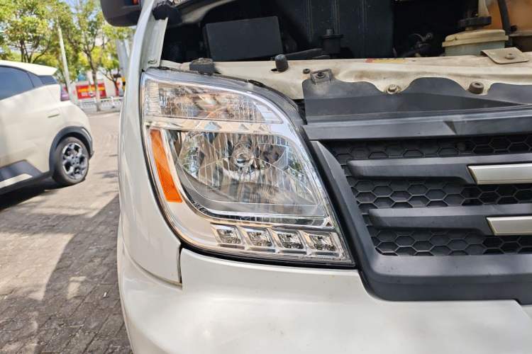 Used SAIC MAXUS Xintu V80 2023 2.0T Manual Classic Aoyuntong Long Wheelbase Mid-Height 6/7/8/9-Seater Right Front Headlight