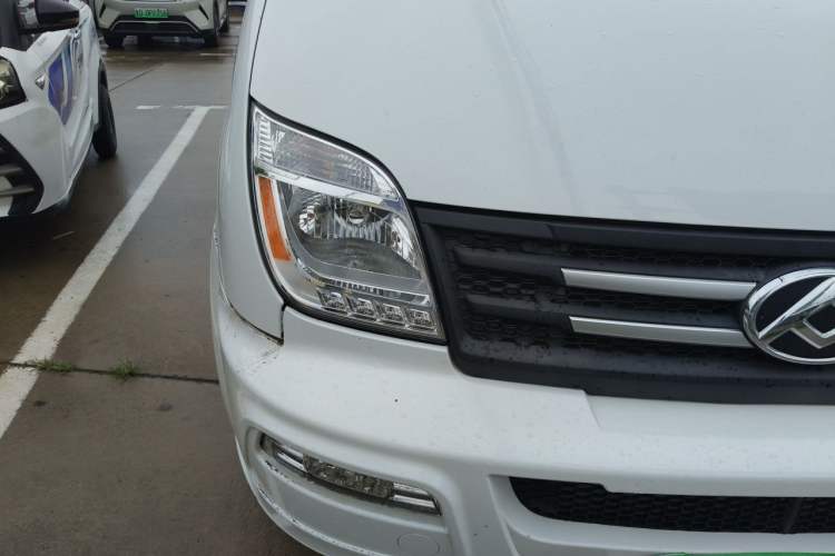 Used SAIC MAXUS Xintu V80 2023 2.0T Manual Classic Aoyuntong Short Wheelbase Ultra-Low Roof 5/6-Seater Right Front Headlight