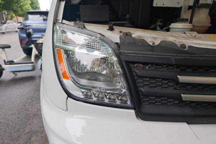 Used SAIC MAXUS Xintu V80 2023 2.0T Manual Classic Aoyuntong Short Wheelbase Mid-Roof 5/6-Seater Right Front Headlight