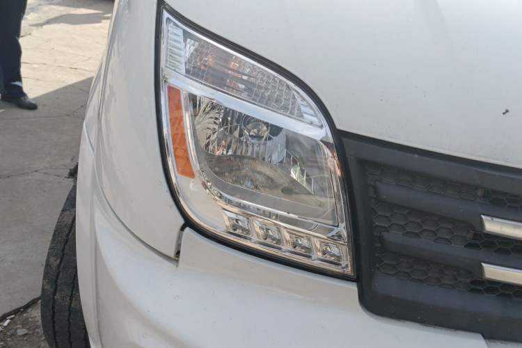 Used SAIC MAXUS Xintu V80 2023 2.0T Manual Classic Aoyuntong Short Wheelbase Mid-Roof 5/6-Seater Right Front Headlight