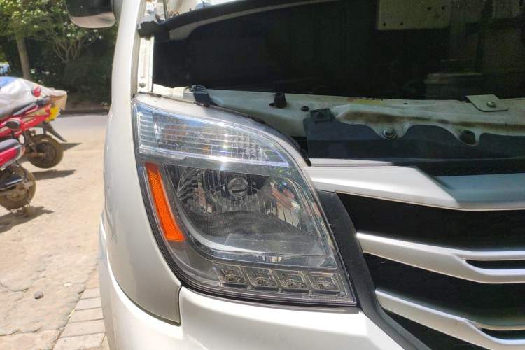 Used SAIC MAXUS Xintu V80 2023 2.0T Manual Classic Aoyuntong Short Wheelbase Mid-Roof 5/6-Seater Right Front Headlight