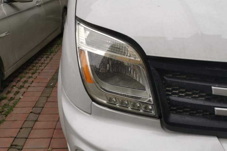 Used SAIC MAXUS Xintu V80 2023 2.0T Manual Classic Aoyuntong Short Wheelbase Ultra-Low Roof 5/6-Seater Right Front Headlight