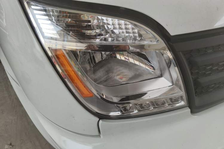Used SAIC MAXUS Xintu V80 2023 2.0T Manual Classic City Delivery King Short Wheelbase Mid-Roof 3-Seater Right Front Headlight
