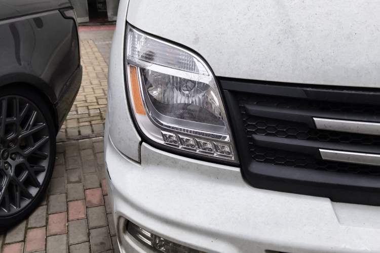 Used SAIC MAXUS Xintu V80 2023 2.0T AMT Classic City Distribution King Short Wheelbase Mid-Roof 3-Seater Right Front Headlight