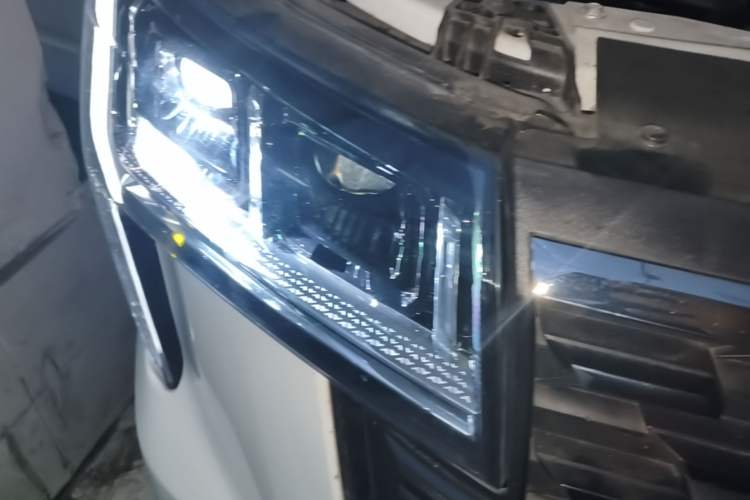 Used SAIC MAXUS Xintu V80  Right Front Headlight