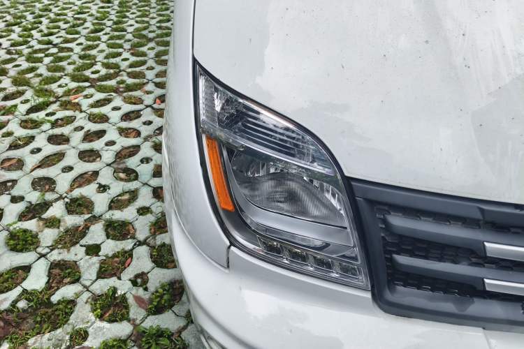 Used SAIC MAXUS Xintu V80 2023 2.0T Manual Classic Aoyuntong Short Wheelbase Mid-Roof 5/6-Seater Right Front Headlight