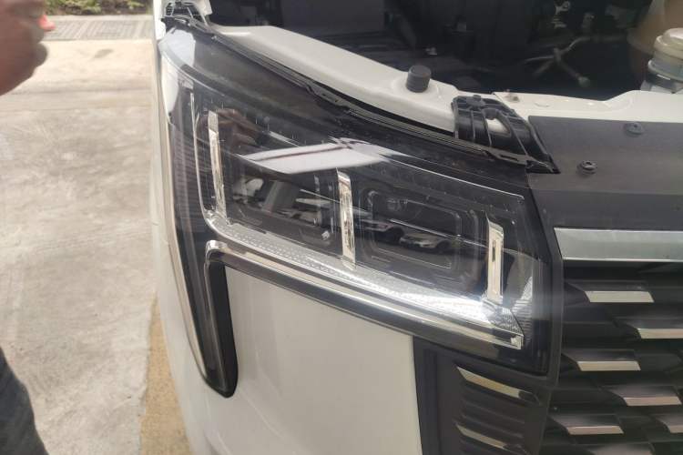 Used SAIC MAXUS Xintu V80 2023 2.0T Manual Classic Aoyuntong Short Wheelbase Ultra-Low Roof 5/6-Seater Right Front Headlight