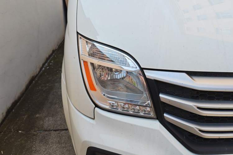 Used SAIC MAXUS Xintu V80 2023 2.0T Manual Classic City Delivery King Long Wheelbase High Roof 3 Seats Right Front Headlight