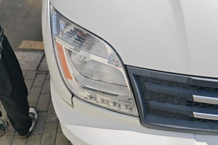 Used SAIC MAXUS Xintu V80 2023 2.0T AMT Classic Aoyuntong Short Wheelbase Ultra-Low Roof 7/8/9-Seater Right Front Headlight