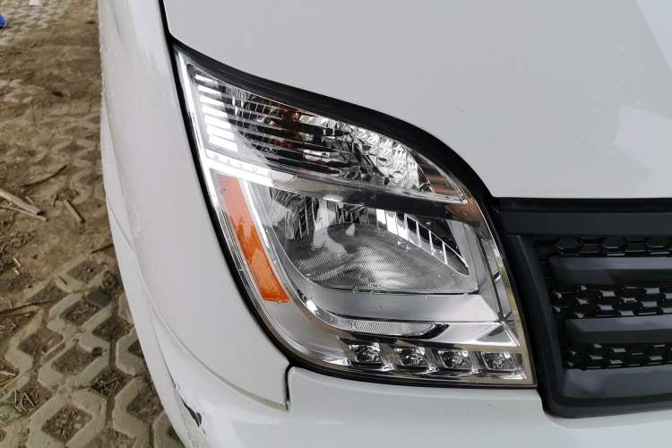 Used SAIC MAXUS Xintu V80 2023 2.0T AMT Classic Aoyuntong Short Wheelbase Mid-Roof 5/6-Seater Right Front Headlight