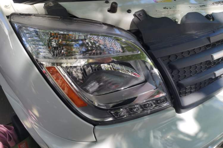 Used SAIC MAXUS Xintu V80  Right Front Headlight