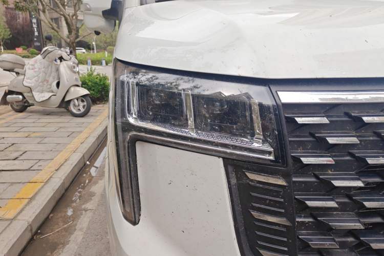 Used SAIC MAXUS Xintu V80 2023 2.0T Manual Classic Aoyuntong Long Wheelbase Mid-Height 6/7/8/9-Seater Right Front Headlight