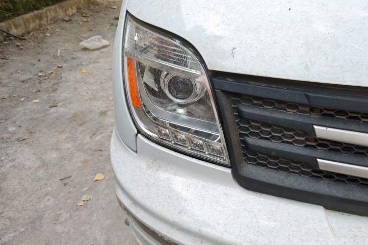 Used SAIC MAXUS Xintu V80 2023 2.0T Manual Classic Aoyuntong Long Wheelbase Mid-Height 6/7/8/9-Seater Right Front Headlight