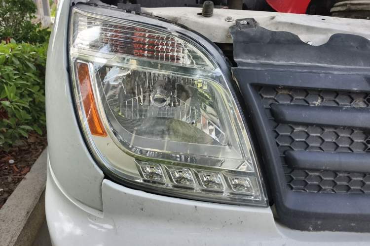 Used SAIC MAXUS Xintu V80 2023 2.0T Manual Classic Aoyuntong Long Wheelbase Mid-Height 6/7/8/9-Seater Right Front Headlight