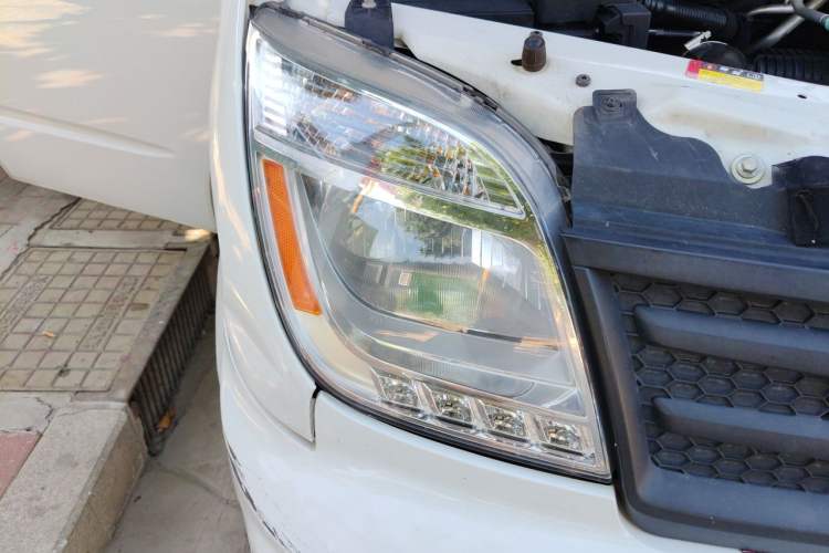Used SAIC MAXUS Xintu V80 2023 2.0T Manual Classic Aoyuntong Long Wheelbase Ultra-Low Roof 6/7/8/9-Seater Right Front Headlight