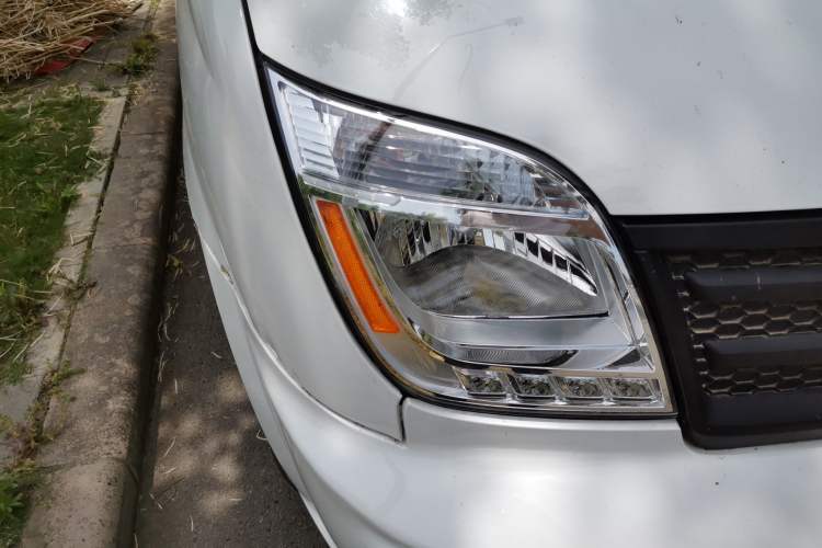 Used SAIC MAXUS Xintu V80 2023 2.0T Manual Classic Aoyuntong Short Wheelbase Ultra-Low Roof 5/6-Seater Right Front Headlight