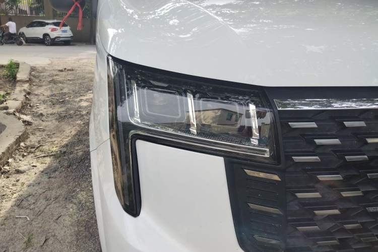 Used SAIC MAXUS Xintu V80  Right Front Headlight