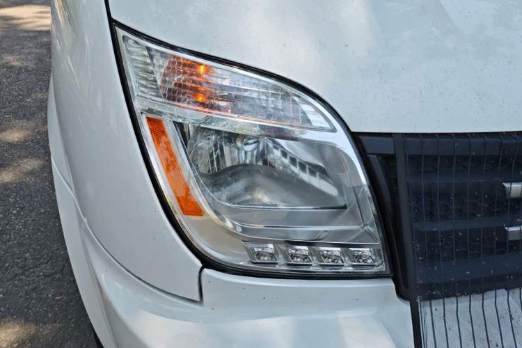 Used SAIC MAXUS Xintu V80 2023 2.0T Manual Classic Aoyuntong Long Wheelbase Mid-Height 6/7/8/9-Seater Right Front Headlight