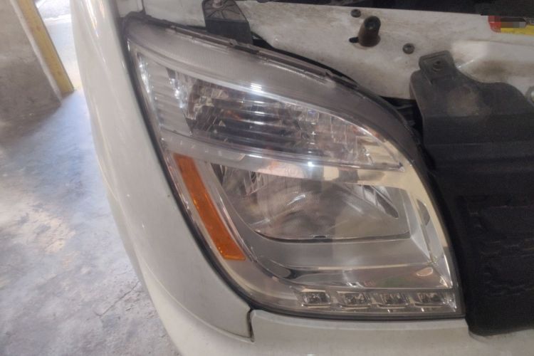 Used SAIC MAXUS Xintu V80 2023 2.0T Manual Classic Aoyuntong Short Wheelbase Mid-Roof 5/6-Seater Right Front Headlight