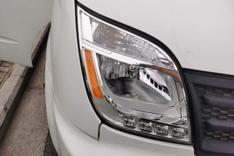 Used SAIC MAXUS Xintu V80  Right Front Headlight