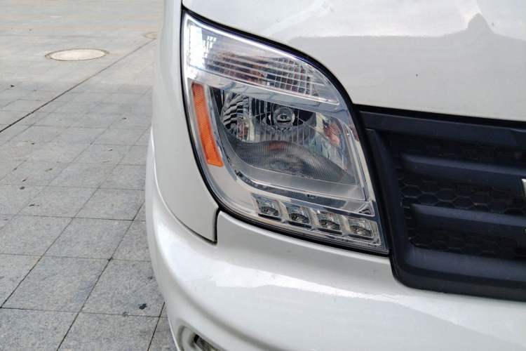 Used SAIC MAXUS Xintu V80 2023 2.0T Manual Classic Aoyuntong Power Version Long Wheelbase Mid-Roof Design 6/7/8/9-Seater Right Front Headlight