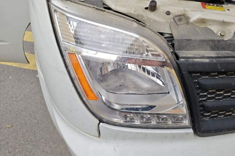 Used SAIC MAXUS Xintu V80 2023 2.0T AMT Classic Aoyuntong Long Wheelbase Mid-Height 6/7/8/9-Seater Right Front Headlight