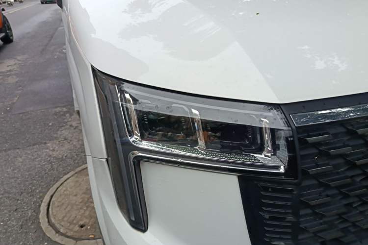 Used SAIC MAXUS Xintu V80  Right Front Headlight