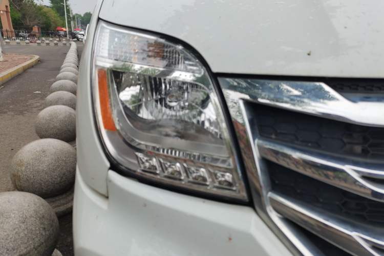 Used SAIC MAXUS Xintu V80 2023 2.0T PLUS AMT City Edition Short Wheelbase Ultra-Low Roof 5/6-Seater Right Front Headlight