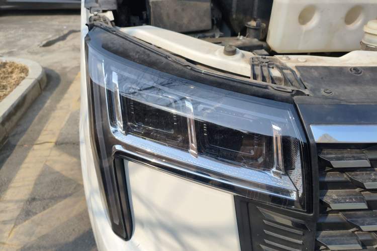 Used SAIC MAXUS Xintu V80 2023 2.0T AMT Classic Aoyuntong Long Wheelbase Ultra-Low Roof with 6/7/8/9 Seats Right Front Headlight