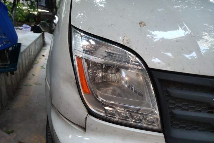 Used SAIC MAXUS Xintu V80 2023 2.0T Manual Classic Aoyuntong Long Wheelbase Ultra-Low Roof 6/7/8/9-Seater Right Front Headlight