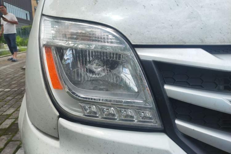Used SAIC MAXUS Xintu V80 2023 2.0T Manual Classic City Delivery King Long Wheelbase Mid-Roof 3-Seater Right Front Headlight
