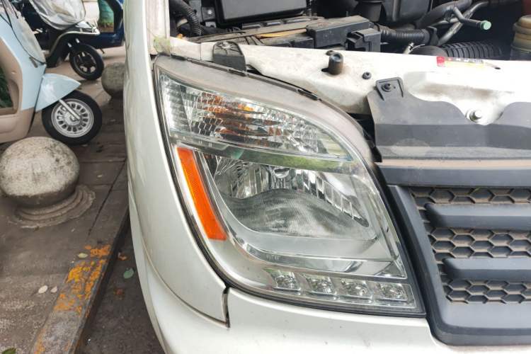 Used SAIC MAXUS Xintu V80 2023 2.0T Manual Classic Aoyuntong Long Wheelbase Mid-Height 6/7/8/9-Seater Right Front Headlight