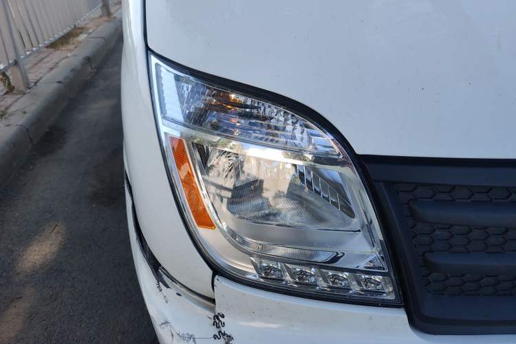 Used SAIC MAXUS Xintu V80 2023 2.0T Manual Classic Aoyuntong Long Wheelbase Mid-Height 6/7/8/9-Seater Right Front Headlight
