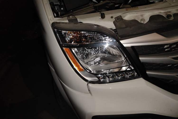 Used SAIC MAXUS Xintu V80 2023 2.0T Manual Classic Aoyuntong Short Wheelbase Mid-Roof 5/6-Seater Right Front Headlight