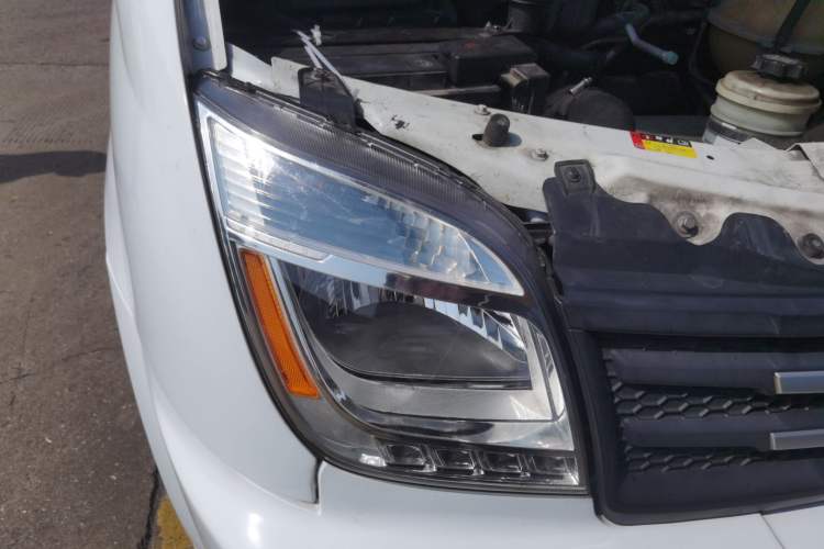 Used SAIC MAXUS Xintu V80 2023 2.0T Manual Classic Aoyuntong Short Wheelbase Mid-Roof 5/6-Seater Right Front Headlight