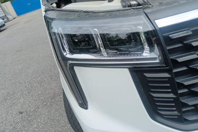 Used SAIC MAXUS Xintu V80 2023 2.0T Manual Classic Aoyuntong Long Wheelbase Mid-Height 6/7/8/9-Seater Right Front Headlight