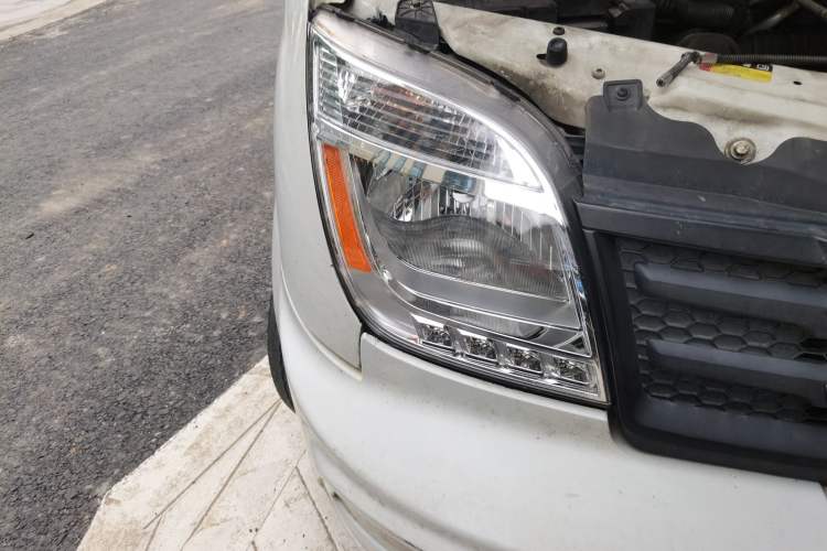 Used SAIC MAXUS Xintu V80 2023 2.0T Manual Classic Aoyuntong Long Wheelbase Mid-Height 6/7/8/9-Seater Right Front Headlight