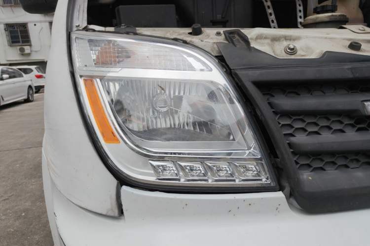 Used SAIC MAXUS Xintu V80 2023 2.0T Manual Classic Aoyuntong Long Wheelbase Mid-Height 6/7/8/9-Seater Right Front Headlight