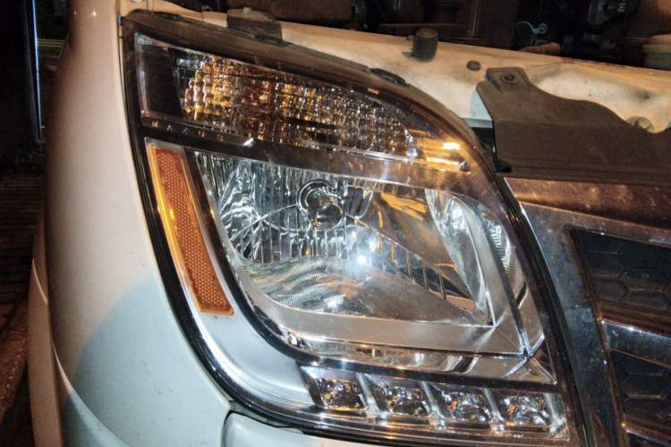 Used SAIC MAXUS Xintu V80 2023 2.0T PLUS Manual All-Around King Long Wheelbase Mid-Height Roof—6/7/8/9-Seater Right Front Headlight