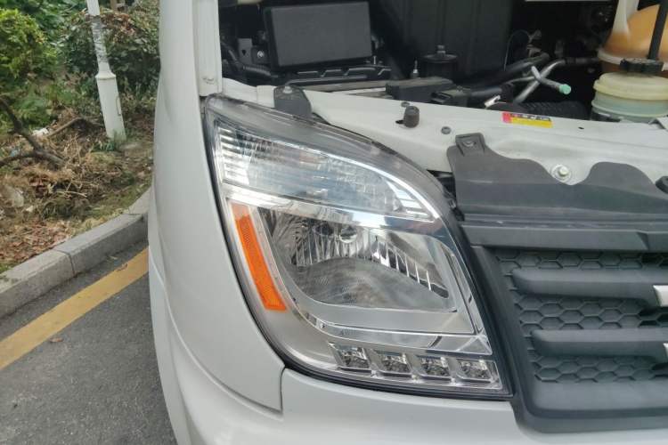 Used SAIC MAXUS Xintu V80 2023 2.0T Manual Classic Aoyuntong Long Wheelbase Mid-Height 6/7/8/9-Seater Right Front Headlight
