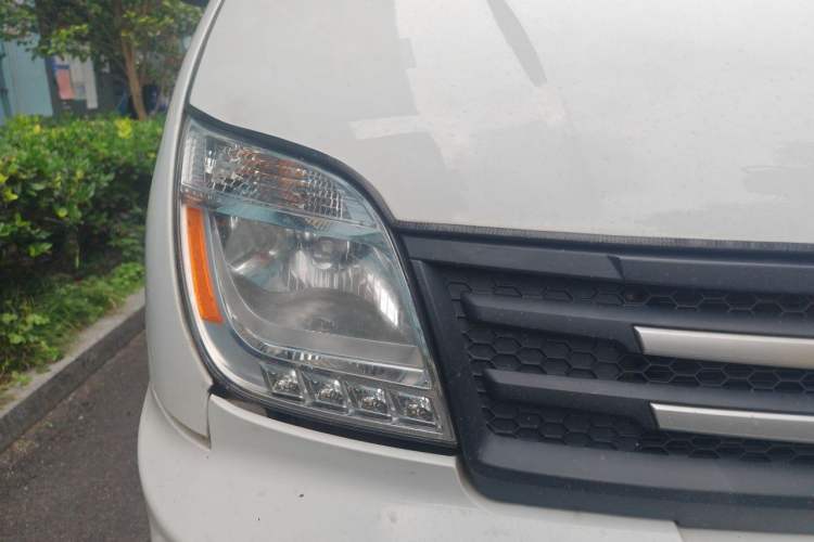 Used SAIC MAXUS Xintu V80 2023 2.0T Manual Classic Aoyuntong Power Version Long Wheelbase Mid-Roof Design 6/7/8/9-Seater Right Front Headlight