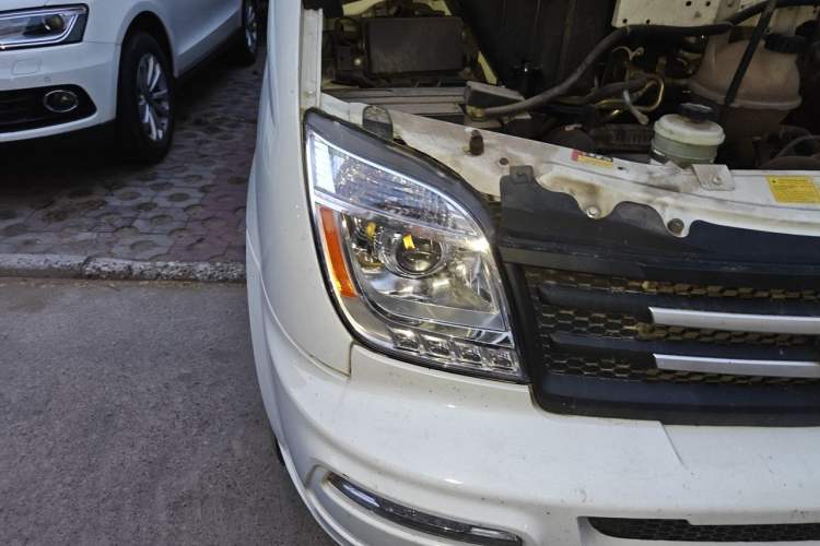 Used SAIC MAXUS Xintu V80 2023 2.0T AMT Classic Aoyuntong Long Wheelbase Mid-Height 6/7/8/9-Seater Right Front Headlight