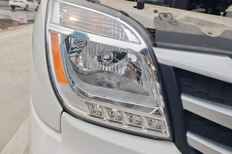 Used SAIC MAXUS Xintu V80 2023 2.0T Manual Classic Aoyuntong Long Wheelbase Mid-Height 6/7/8/9-Seater Right Front Headlight