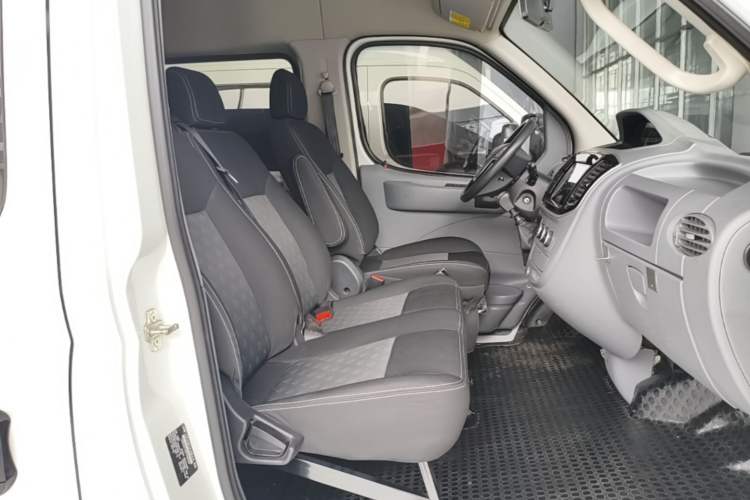 Used SAIC MAXUS Xintu V80 2023 2.0T Manual Classic Aoyuntong Short Wheelbase Mid-Roof 5/6-Seater Right Front Seat