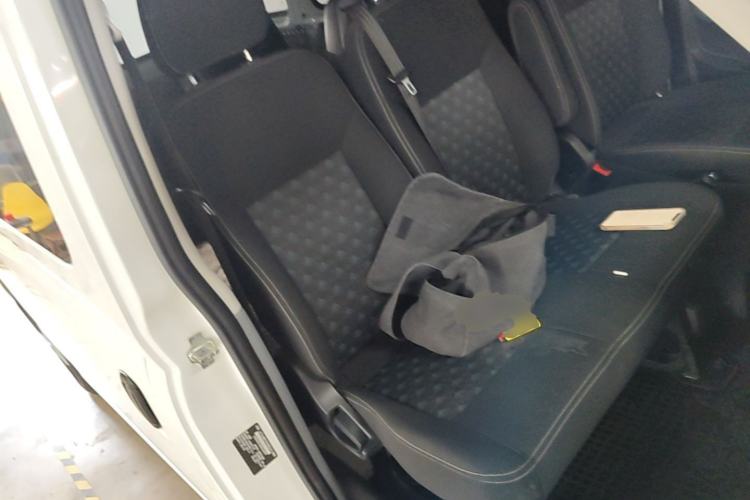 Used SAIC MAXUS Xintu V80 2023 2.0T Manual Classic Aoyuntong Long Wheelbase Mid-Height 6/7/8/9-Seater Right Front Seat