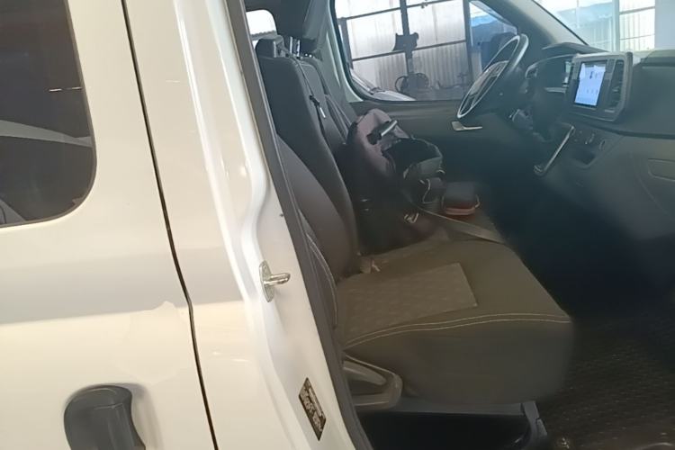 Used SAIC MAXUS Xintu V80 2023 2.0T Manual Classic Aoyuntong Short Wheelbase Ultra-Low Roof 7/8/9-Seater Right Front Seat
