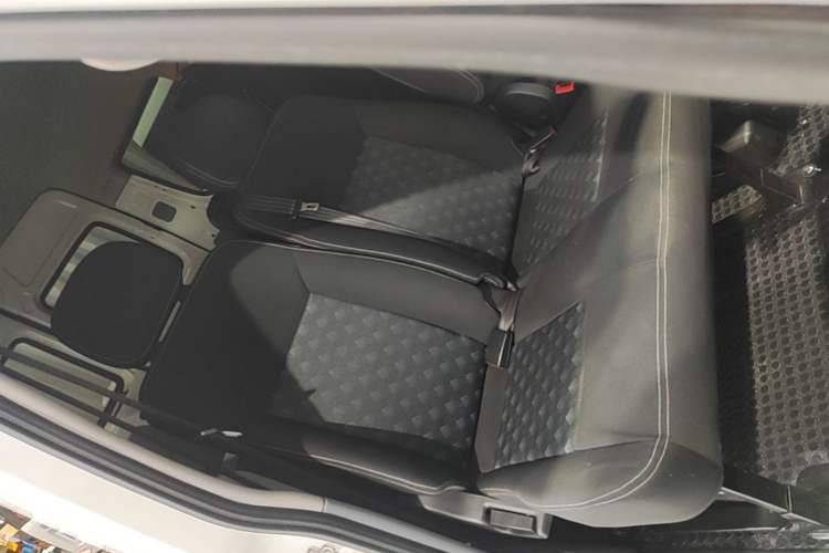 Used SAIC MAXUS Xintu V80 2023 2.0T AMT Classic Aoyuntong Short Wheelbase Mid-Roof 5/6-Seater Right Front Seat