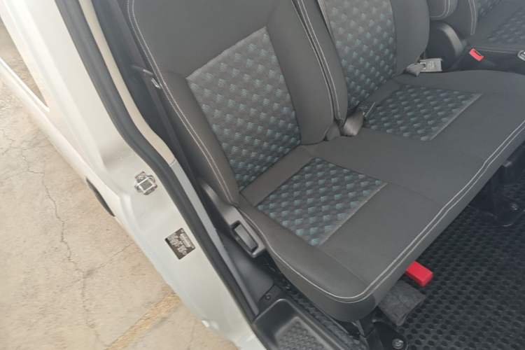 Used SAIC MAXUS Xintu V80 2023 2.0T AMT Classic Aoyuntong Long Wheelbase Mid-Height 6/7/8/9-Seater Right Front Seat
