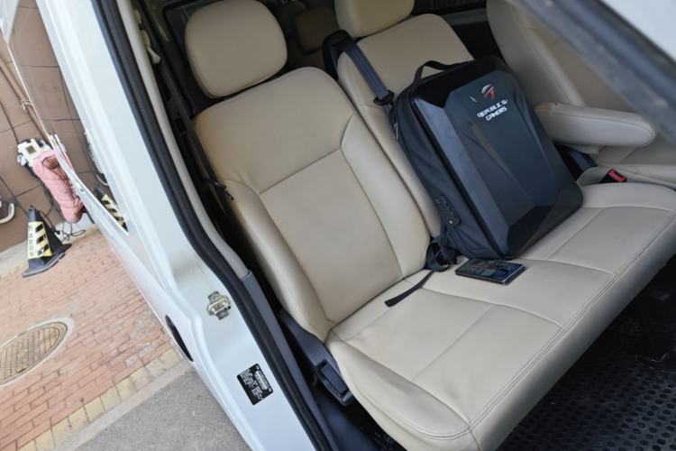 Used SAIC MAXUS Xintu V80 2023 2.0T AMT Classic Aoyuntong Short Wheelbase Mid-Roof 7/8/9-Seater Right Front Seat