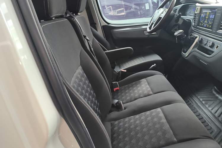Used SAIC MAXUS Xintu V80 2023 2.0T AMT Classic Aoyuntong Short Wheelbase Mid-Roof 5/6-Seater Right Front Seat